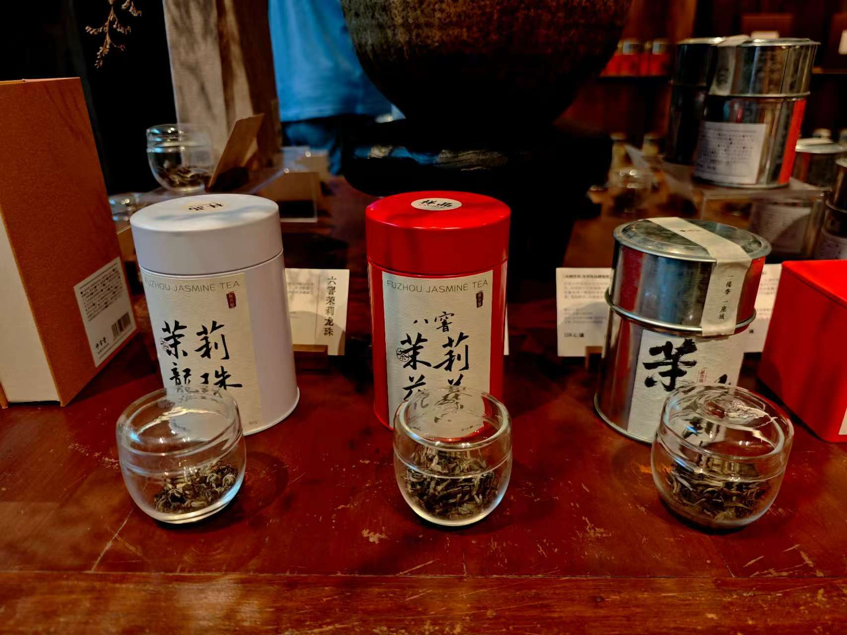 上下杭历史文化街区的一家茶馆内，陈列着茉莉花茶产品。蔡理昕 摄
