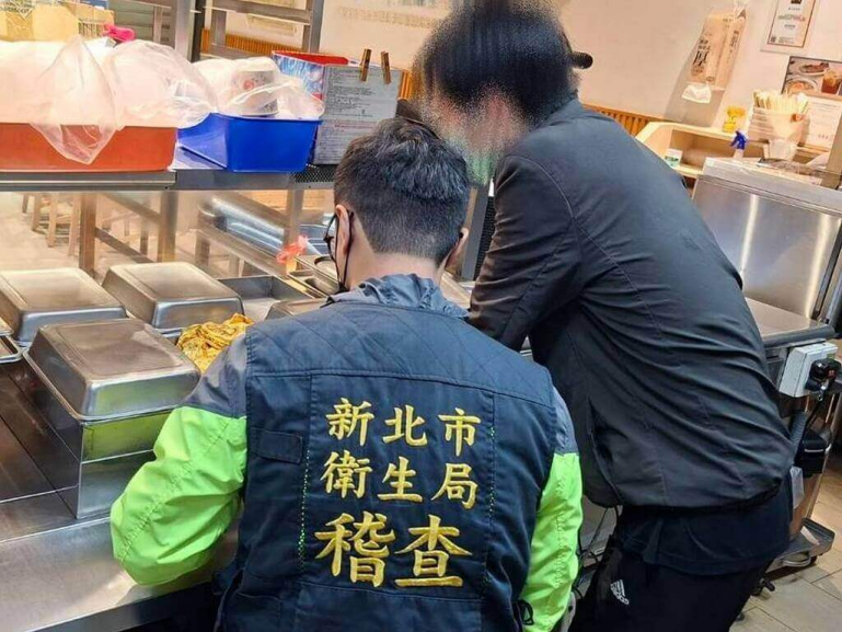 新北市新店区某便当店出现疑似食物中毒事件,新北市卫生局7日前往该便当店分店“中兴店”稽查。图源:台媒