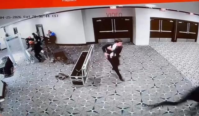 另一名特勤局人员也拔出了手枪