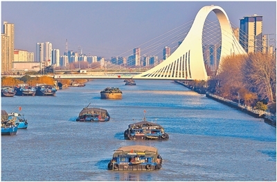 京杭大运河江苏淮安段,满载物资的船舶有序航行。