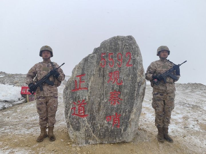 2月15日，西藏军区某边防团5592哨所官兵站岗执勤。新华社发（沈杰 摄）