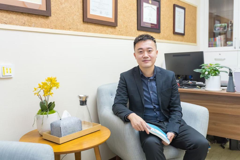 李子秋,中国心理学会注册督导师,美国斯坦福大学博士后,北京师范大学心理学部外聘讲师