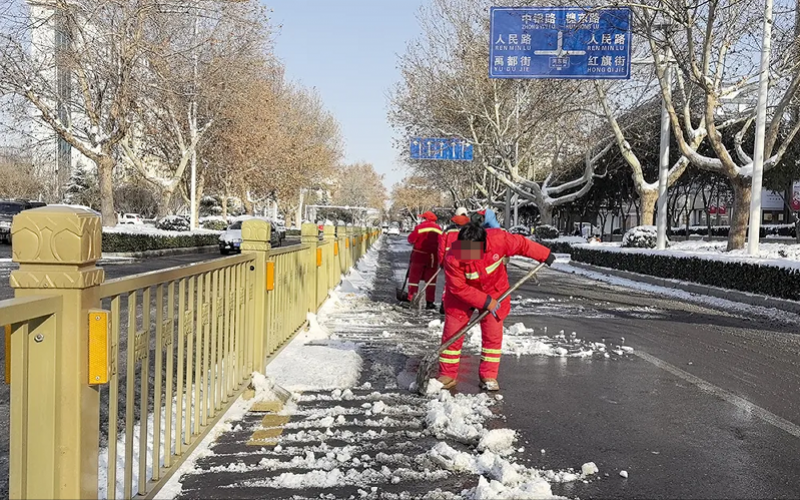 清扫路面积雪的运城环卫工人/图源:南方都市报