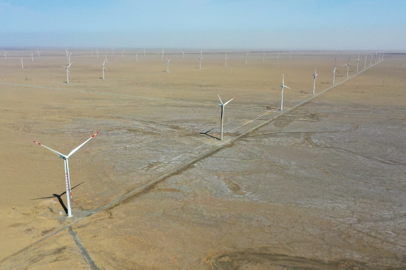 这是在新疆巴音郭楞蒙古自治州若羌县拍摄的新天绿色能源股份有限公司新天若羌县罗布庄10万千瓦风电项目(2025年6月27日摄,无人机照片)。新华社记者 丁磊 摄