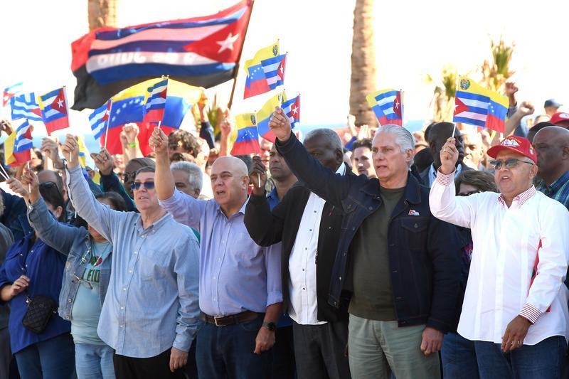 1月3日,在古巴首都哈瓦那,古共中央第一书记、古巴国家主席迪亚斯-卡内尔(前排右二)出席集会活动谴责美国军事入侵委内瑞拉。