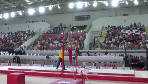 体操名将巴拉哈斯单手救回高难动作，官推称违背物理定律