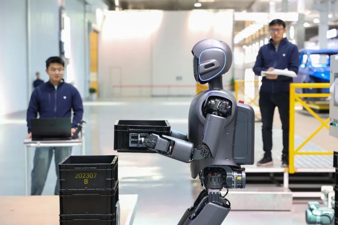 江苏无锡的一家民营企业工程师在调试人形机器人。新华社发 朱吉鹏摄