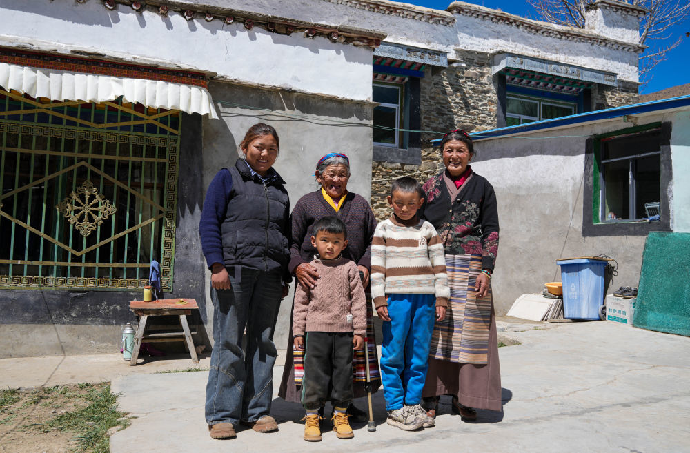 次仁桑姆和家人在宗卡村家中合影(3月26日摄)。