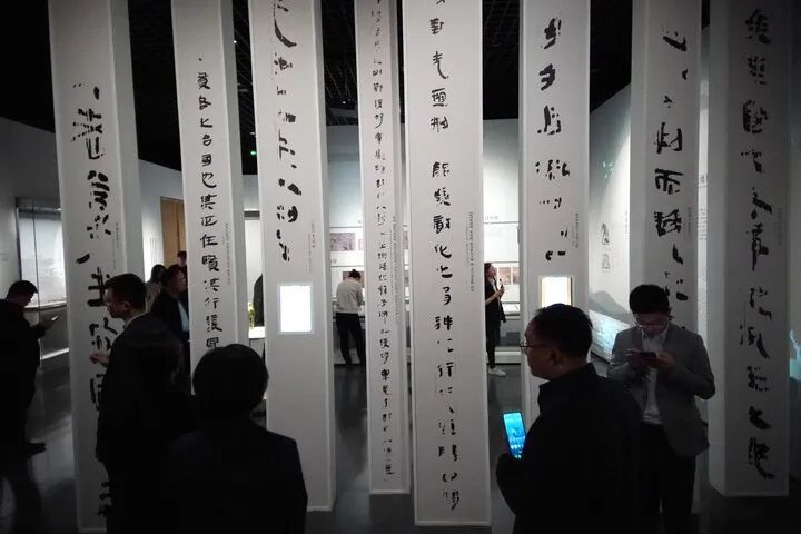 人们在参观银雀山汉简文化展。新华社记者 徐速绘 摄