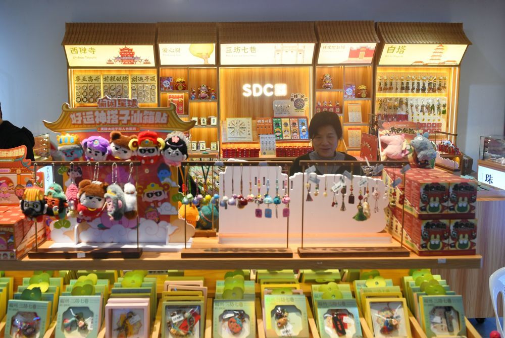 福州南后街沉浸式消费空间“国潮生活馆”里展示的一系列IP形象(1月9日摄)。新华社记者 林善传 摄