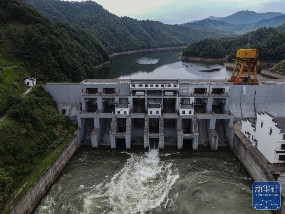 ↑ 7月11日,安徽省黄山市休宁县的月潭水库进行预泄以提升防洪库容(无人机照片)。为应对台风“巴威”,月潭水库科学调整库容、加强安全监测、提高巡查频次。新华社记者 常能嘉 摄