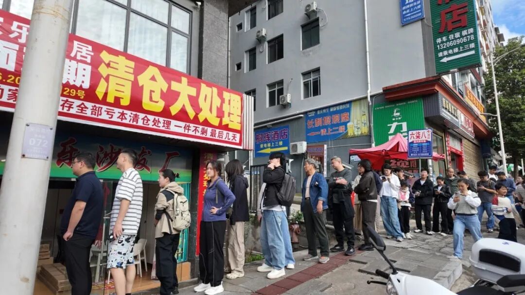 排队等候的游客.JPG
