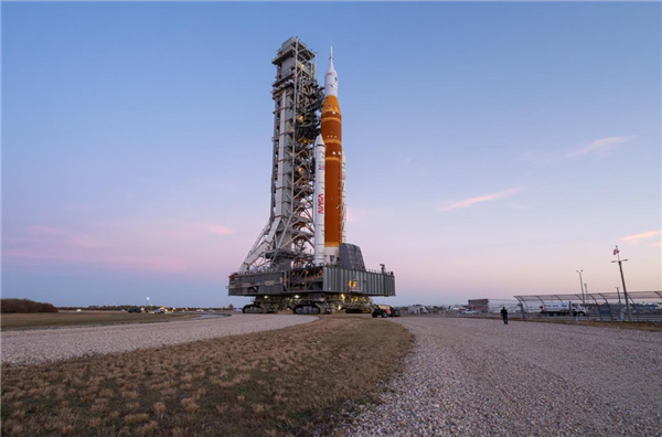 美国人要重返月球!阿耳忒弥斯2号绕月火箭就位:瞄准4月1日发射