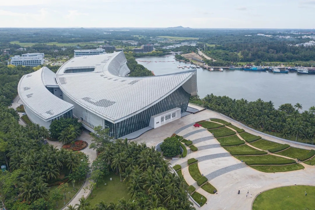 2025年6月10日在海南琼海拍摄的中国(海南)南海博物馆,该建筑造型设计取义“丝路逐浪,南海之舟”(无人机照片)。新华社记者 蒲晓旭 摄