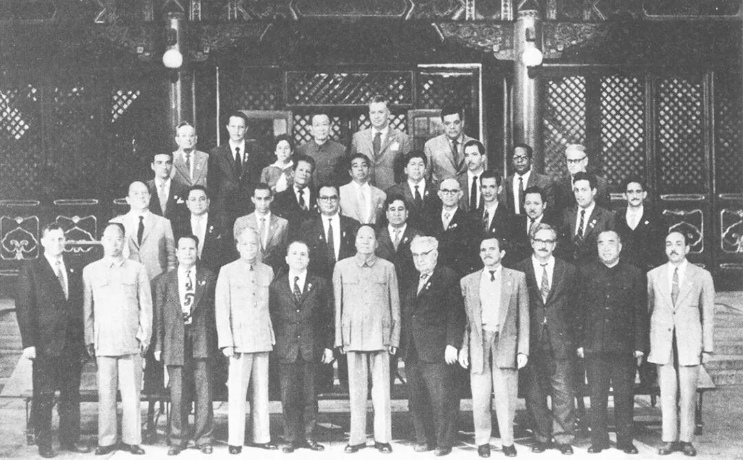 ◆1959年10月5日,毛泽东与刘少奇、朱德会见了17个拉丁美洲共产党代表团代表。