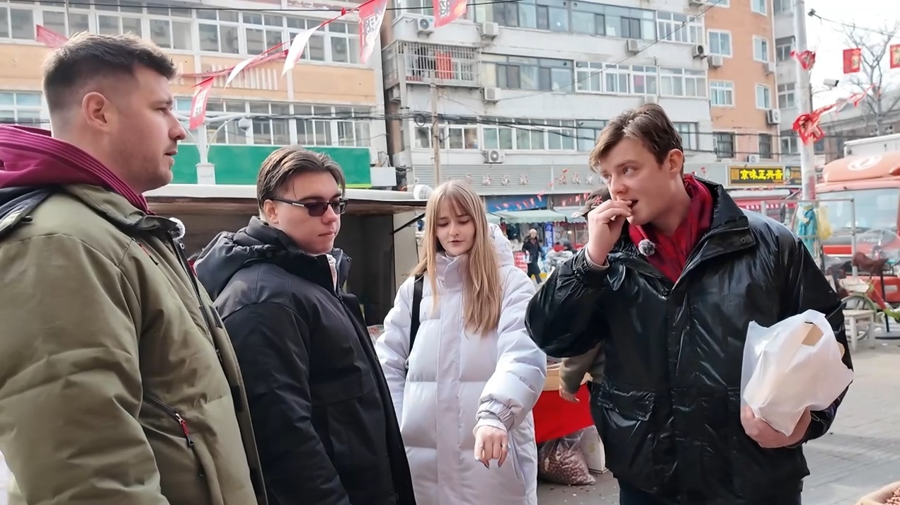 帝汉尼(右一)盛情邀请匈牙利老乡们尝尝瓜子