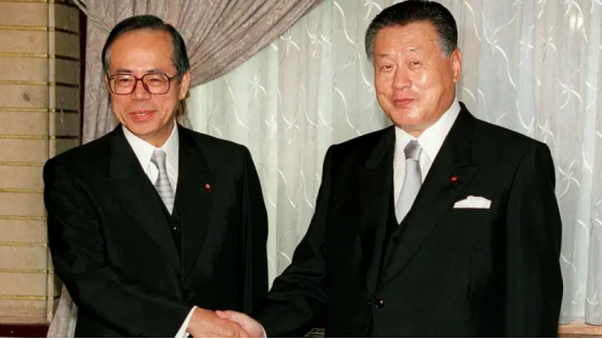 2000年10月底，时任日本首相森喜朗（右）任命福田康夫出任内阁官房长官。（图源：英国广播公司网站）