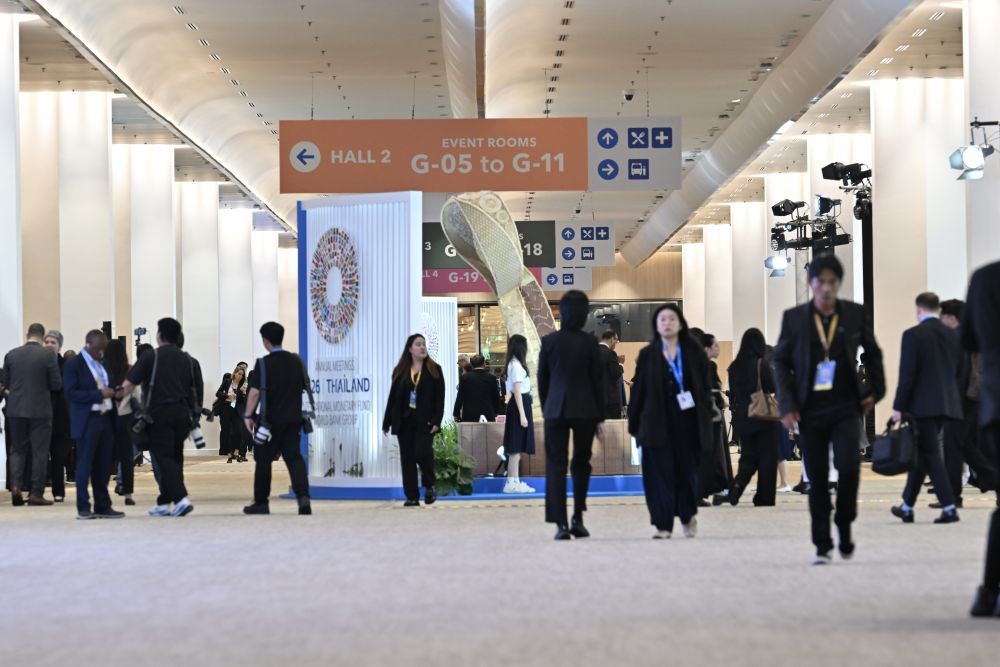10月12日,人们在泰国曼谷参加IMF与世界银行集团2026年秋季年会。新华社发(拉亨摄)
