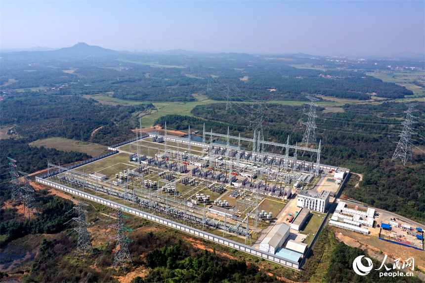 江西南昌1000千伏变电站主变扩建工程顺利完成送电调试,标志着江西省“六张网”首个新型电网重点工程建成投运。 人民网记者 时雨摄