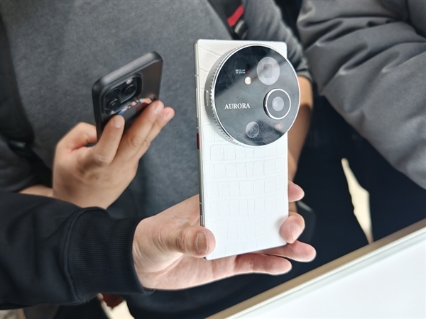 追觅首款旗舰手机亮相：造型奢华 黄金版价格超10万元