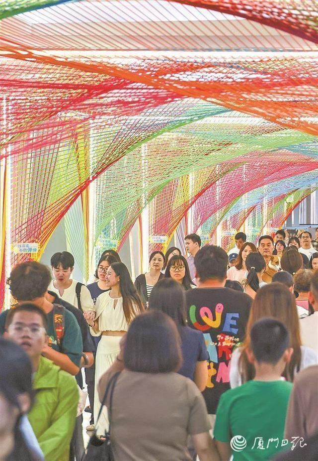 国庆假期，厦门SM城市广场人气十足，热力值拉满。（厦门日报记者 黄嵘 摄）