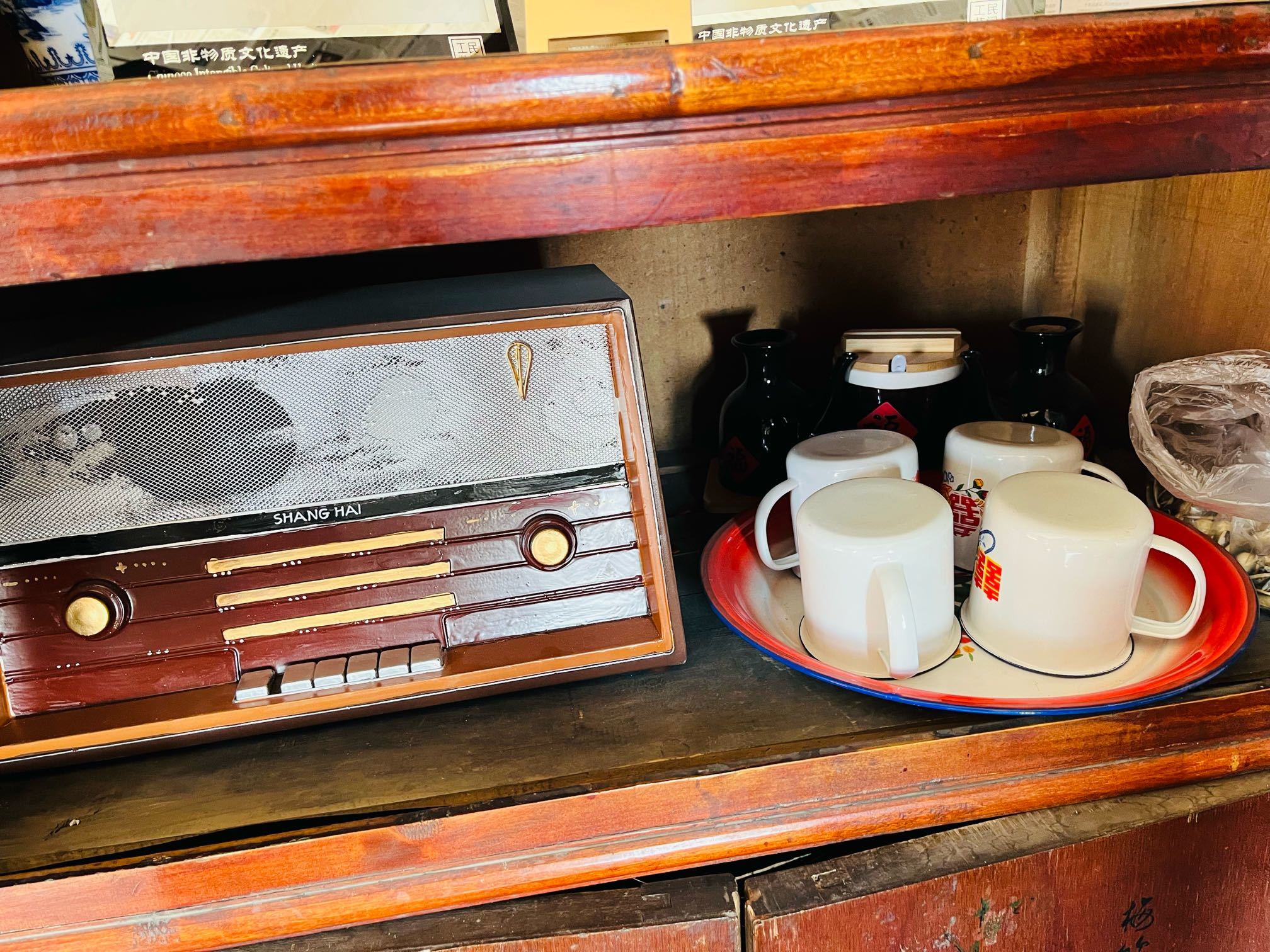 当地展出的老物件之一。王雅洁/摄。