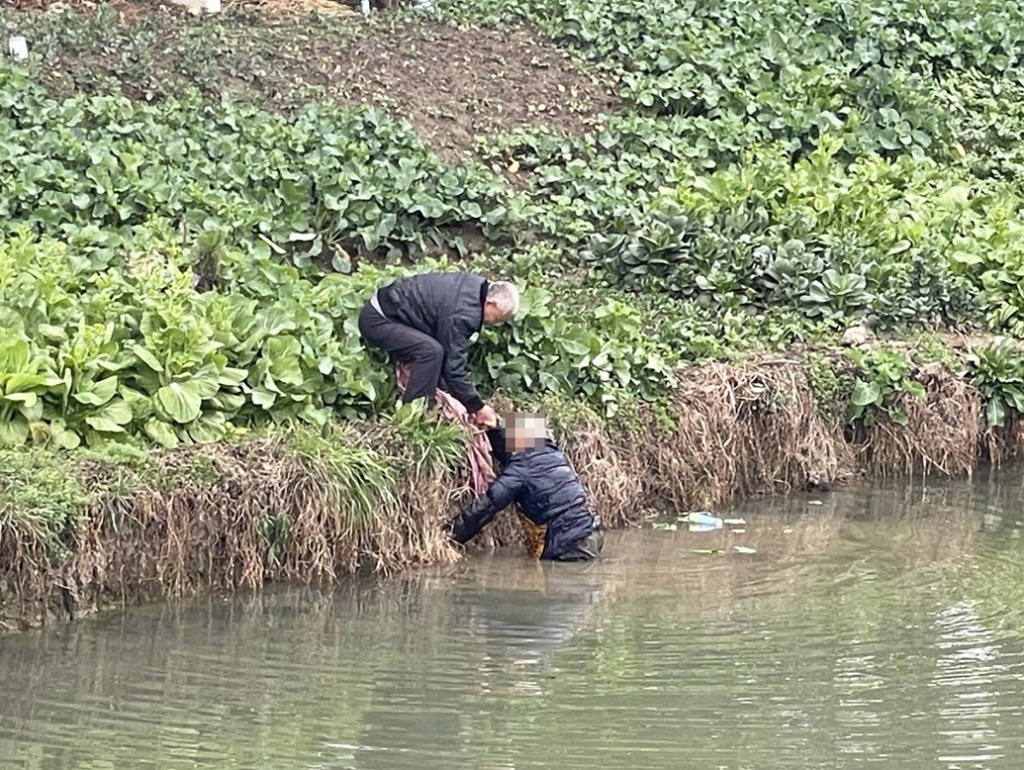 庞荣辉将落水老人拉上岸。 本文图均为 上海金山区 供图