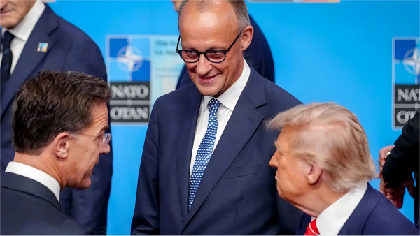 欧洲如今还笑得起来吗?”—— 北约秘书长吕克(左),德国总理默茨(中)和特朗普在北约峰会上