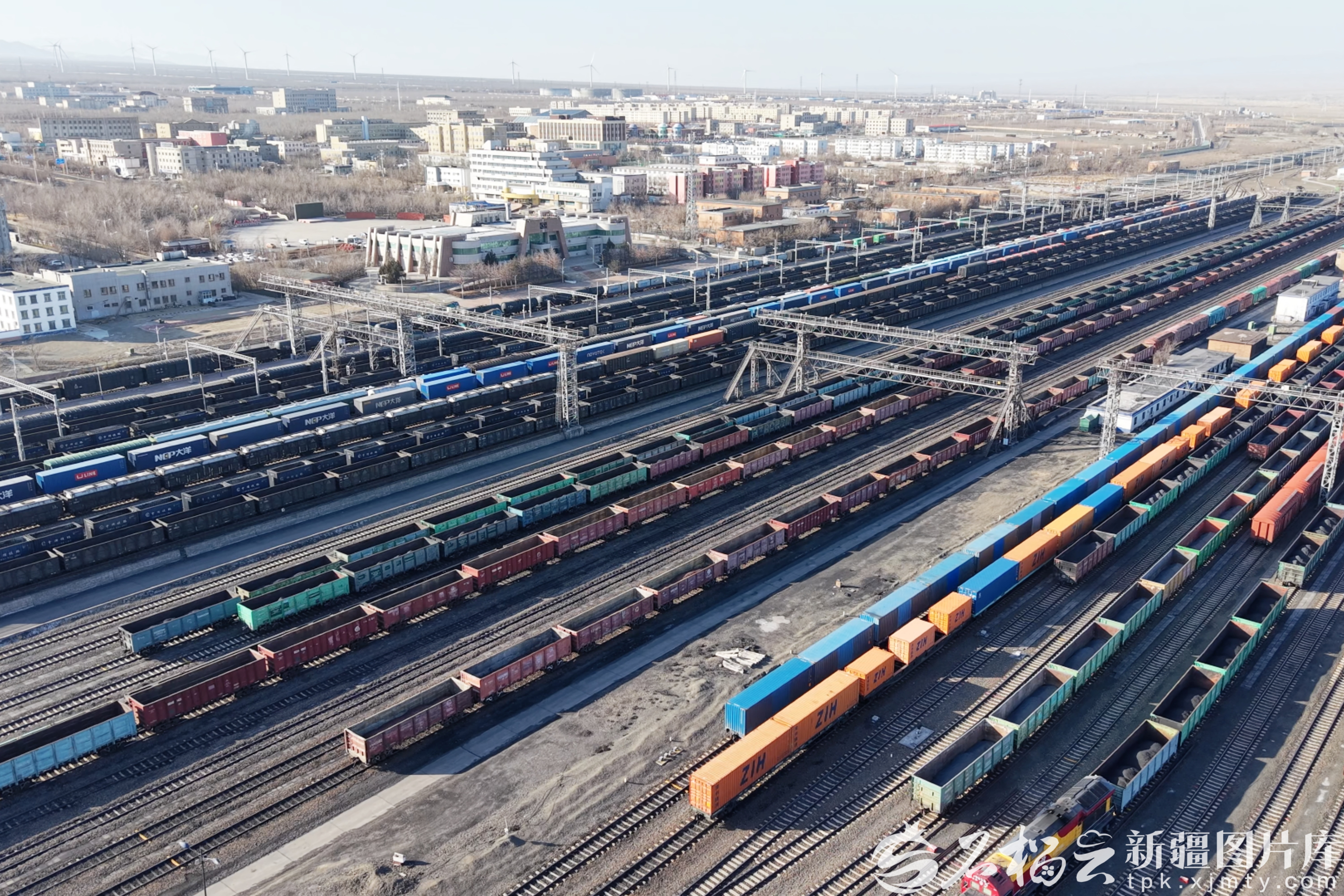 3月26日，中欧中亚班列在阿拉山口铁路口岸内停靠。郑鑫摄