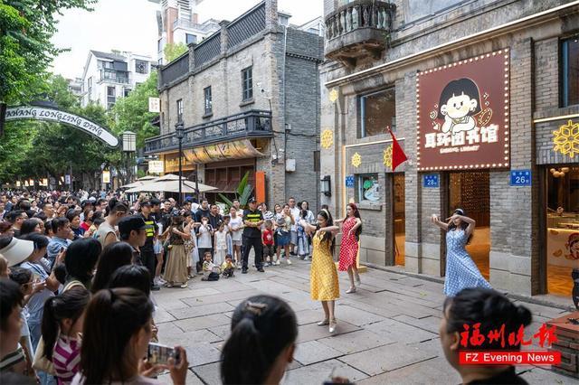 上下杭隆平路上演“双杭寻梦·经典回响”。
