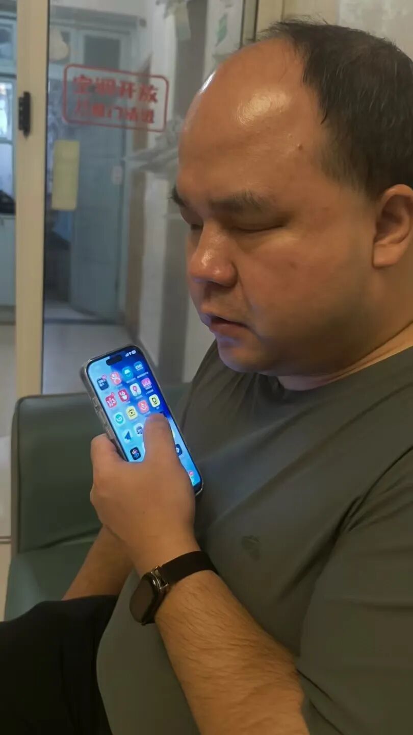 △陈师傅正在使用手机。图/史继超摄