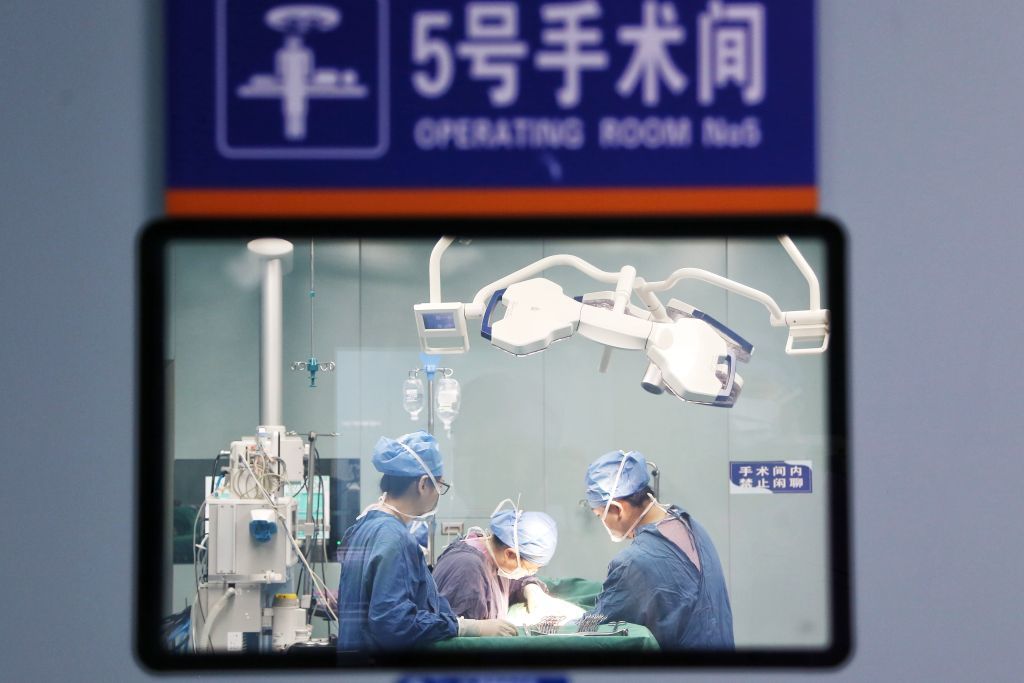 10月3日,医生在云南省个旧市人民医院手术室为患者进行手术。新华社发(薛莹莹 摄)