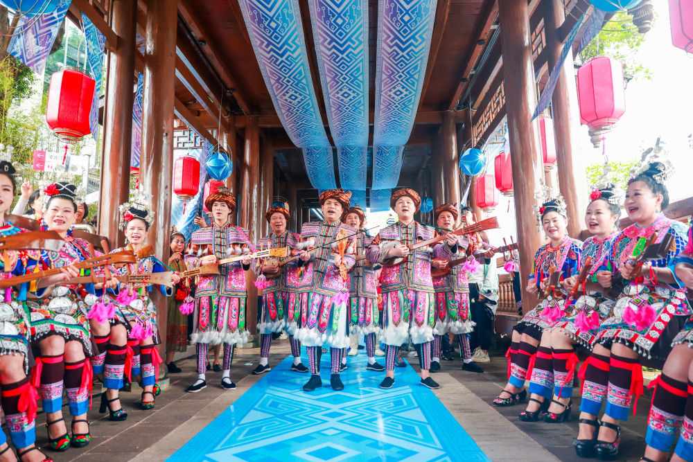 4月18日，2026年“广西三月三&middot;八桂嘉年华”文化旅游品牌活动开幕式在南宁民歌湖举行。身着民族服饰的艺人在开幕式上表演节目。