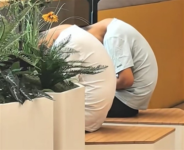两小孩低头玩手机幅度几乎折叠 医生提醒:60°相当于脖子扛50斤水泥