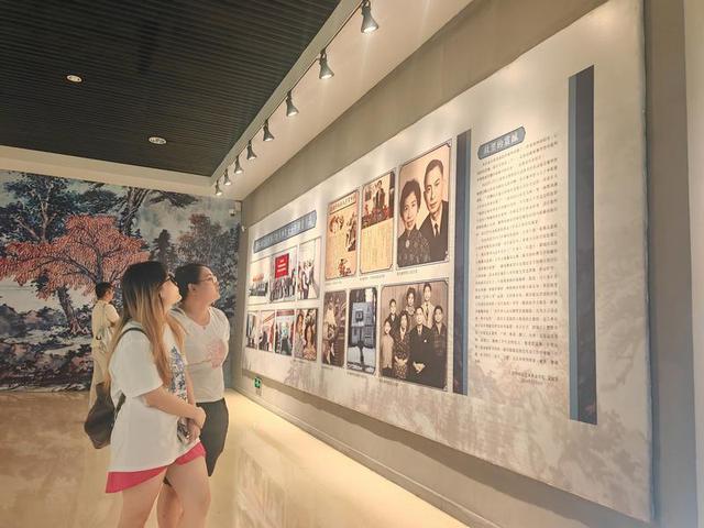 市民游客在惠州博物馆内驻足参观。