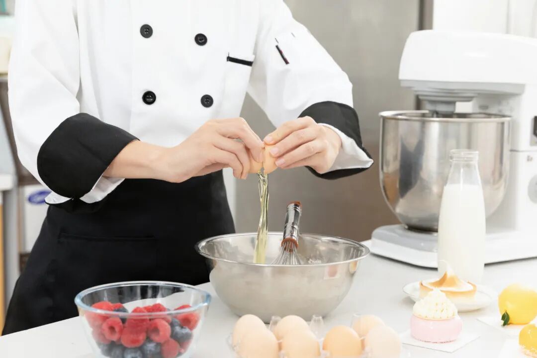 摄图网_501692700_面点师制作面点打鸡蛋特写_(企业商用).jpg