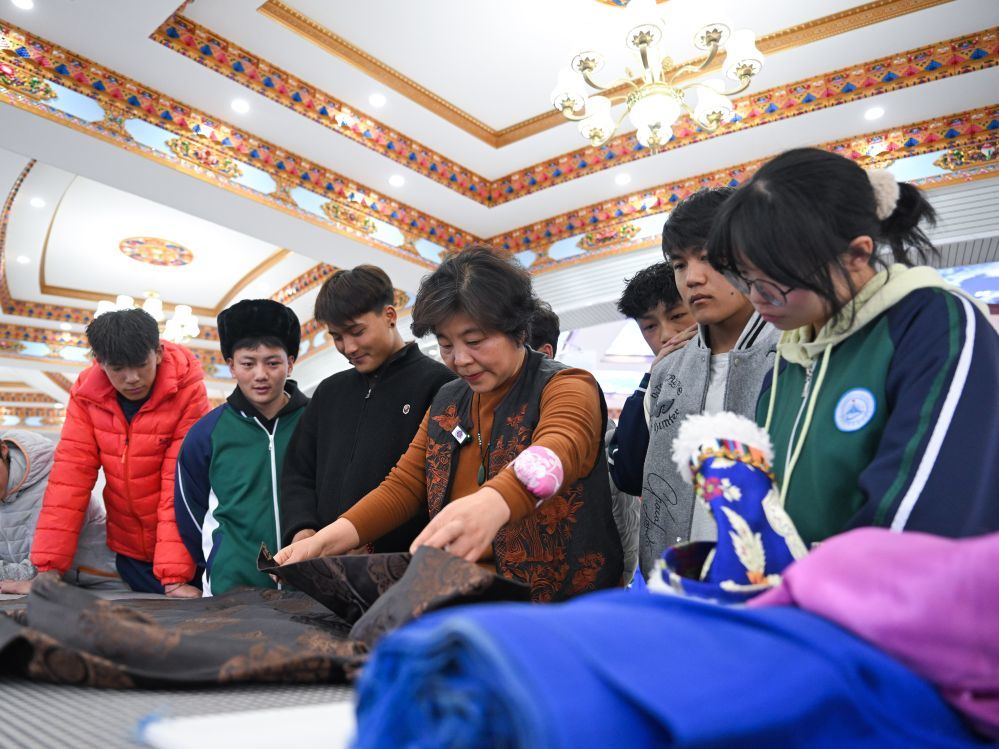在青海省海北藏族自治州职业技术学校，山东援青教师王兆红（左四）在指导学生实操。新华社记者 张龙 摄