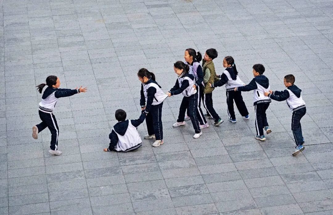 2024年10月28日,北京,学生们在放学后一起玩耍。图/视觉中国