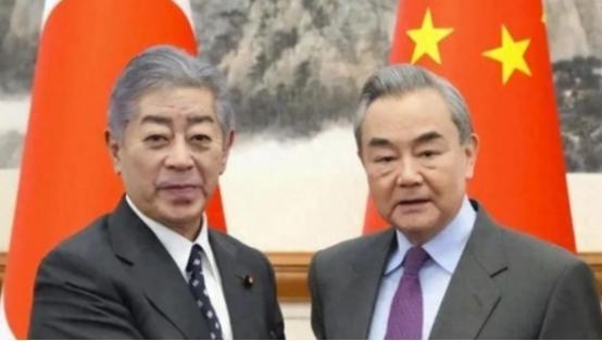 9 月底，日本前外相岩屋毅率经贸代表团访华，与王毅会面。回国后他公开