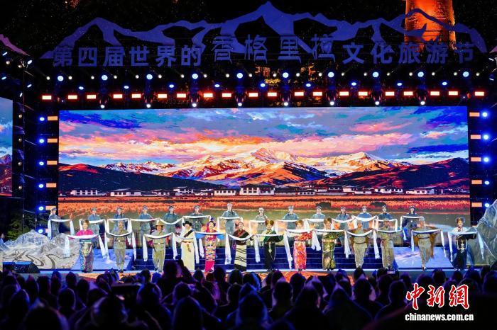 8月20日晚,民族歌舞史诗《兴盛番族》在香格里拉市首演,吸引各地游客、当地市民观看。徐俊 摄