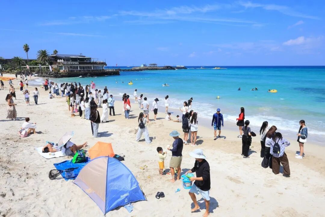 ▲当地时间2026年9月12日,韩国济州岛的游客 图据视觉中国