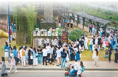游客在景德镇市三宝村“景德镇”墙拍照打卡。景德镇市珠山区融媒体中心供图