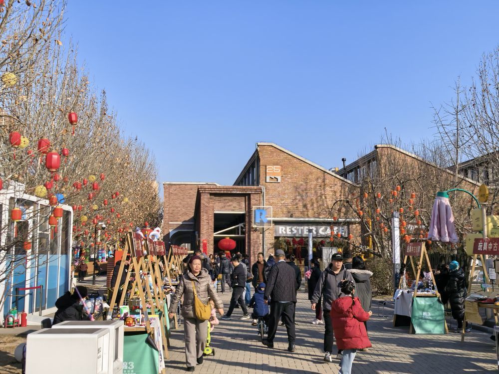 2月19日，市民在天津棉3创意街区参加新春市集活动。受访者供图