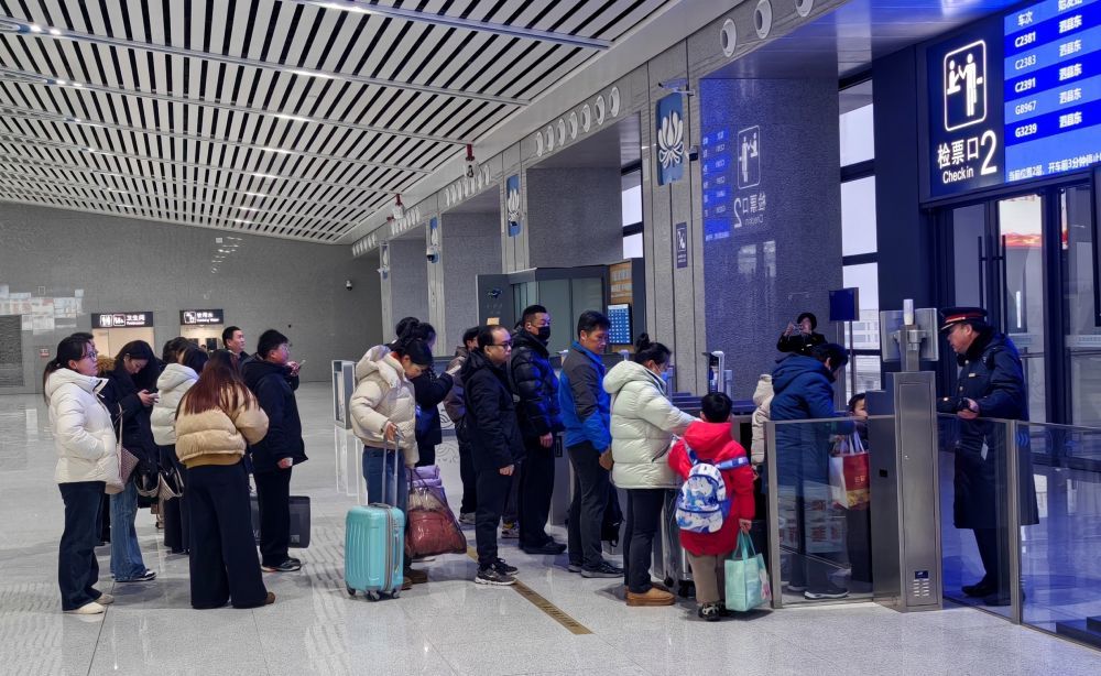 旅客在中国铁路上海局集团有限公司五河站有序检票乘车。（受访者供图）