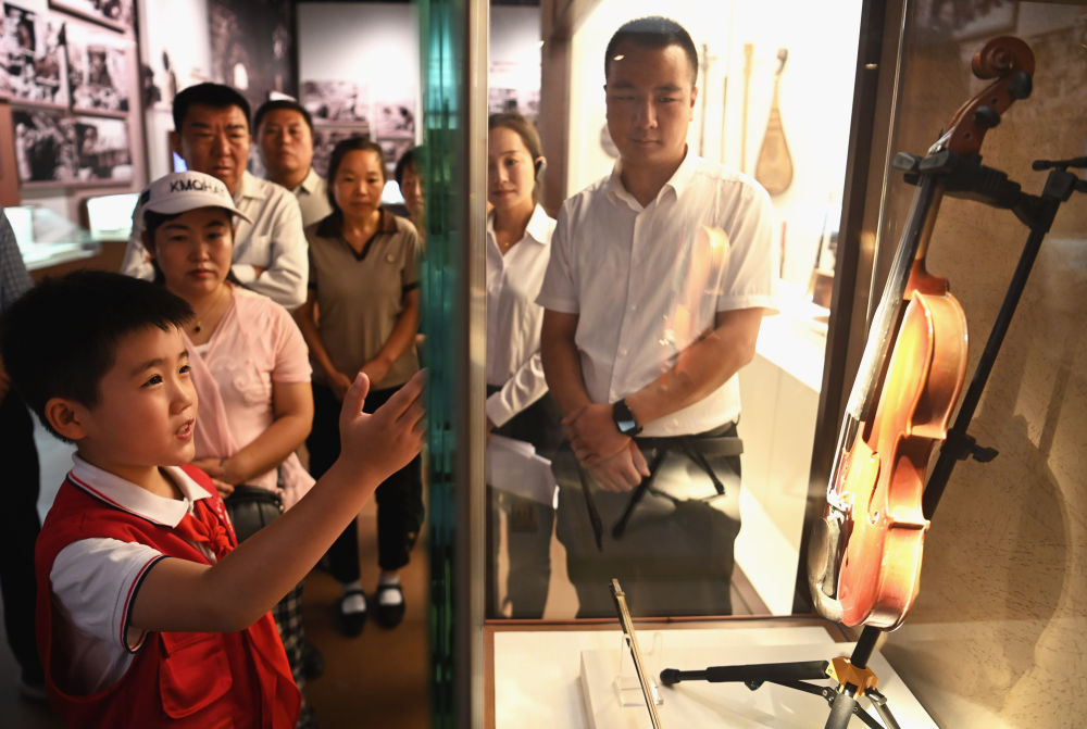 2023年8月30日,小讲解员赵希源在陕西延安文艺纪念馆为观众讲解馆内藏品。