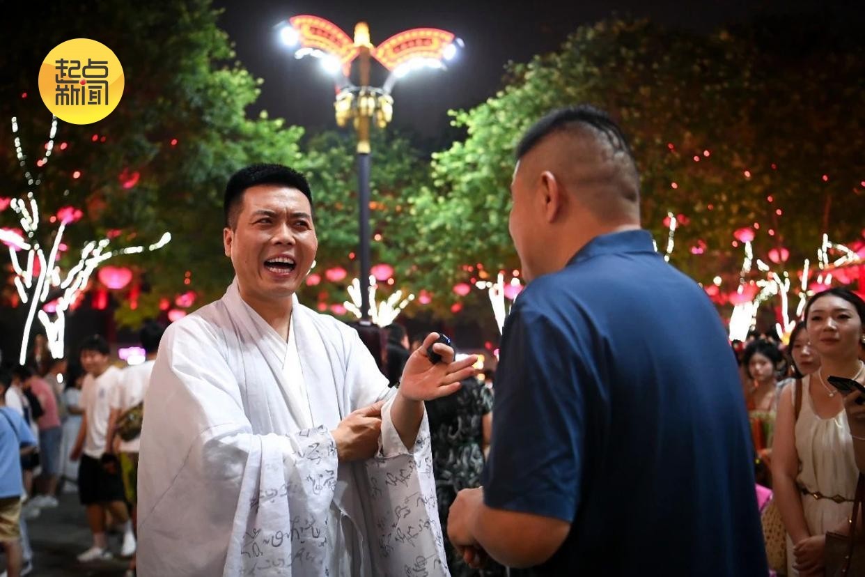 “对诗人”赵路路一袭唐装,与游客以诗会友。(邹竞一 摄)