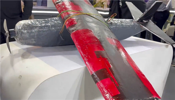 拿中国机器狗冒充自研后 印度一大学又展出泡沫无人机