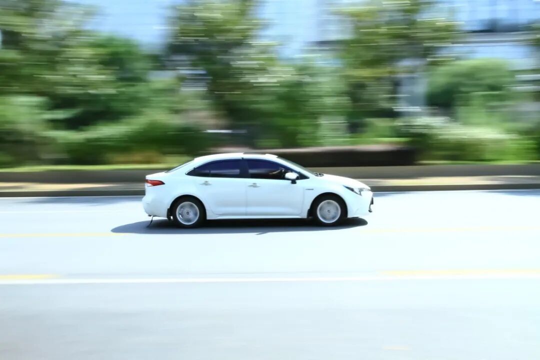 摄图网_701539848_行驶在道路上的白色轿车_(企业商用) (1).jpg