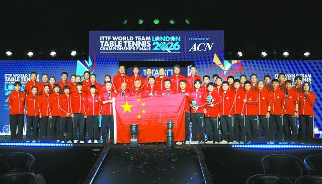 中国乒乓球队在伦敦世乒赛夺冠后合影留念。