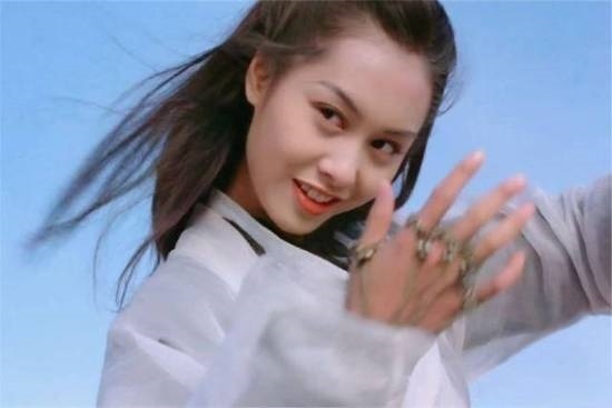 54岁童年女神朱茵素颜现身机场 发型造型被指老土